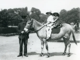 Twee jonge meisjes rijden op een ezel, London Zoo, augustus 1922